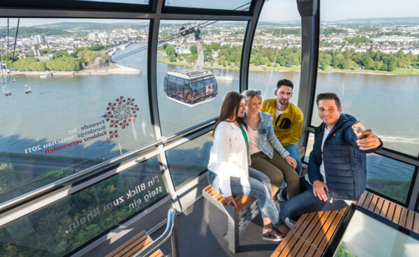 Kampage_2021_Bildmotive-einzeln_1920x1080px_05.2021_01e.jpg ©  Freundesgruppe nimmt Selfie in Seilbahnkabine auf ©