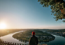 Person in front of the Rhine bend near Boppard © Philip Bruederle Person in front of the Rhine bend near Boppard © Philip Bruederle