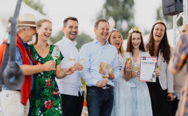 Oberbürgermeister, Koblenzer Weinmajestäten und Winzer bei der Krönung des WeinKaiserWeins, alle halten ein Glas Wein in der Hand, eine Person hält die Gewinnerurkunde in der Hand © Koblenz-Touristik GmbH Oberbürgermeister, Koblenzer Weinmajestäten und Winzer bei der Krönung des WeinKaiserWeins, alle halten ein Glas Wein in der Hand, eine Person hält die Gewinnerurkunde in der Hand © Koblenz-Touristik GmbH