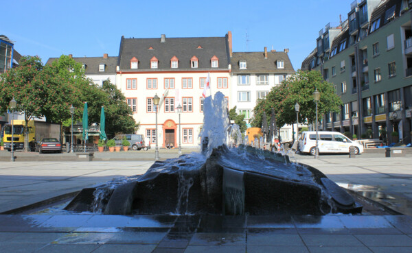 Fountain on the Münzplatz with house Metternich and stores in the background © Koblenz-Touristik GmbH Fountain on the Münzplatz with house Metternich and stores in the background © Koblenz-Touristik GmbH