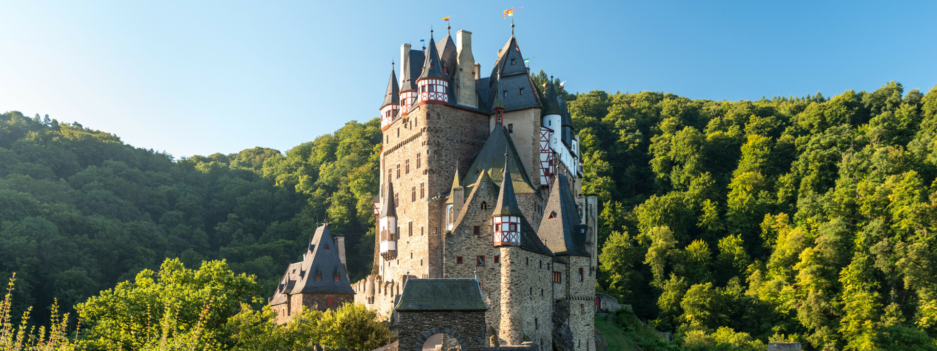 Burg Eltz © Rheinland-Pfaltz Tourismus GmbH, Dominik Ketz Die Burg Eltz von vorne umgeben vom grünen Wald © Rheinland-Pfaltz Tourismus GmbH, Dominik Ketz