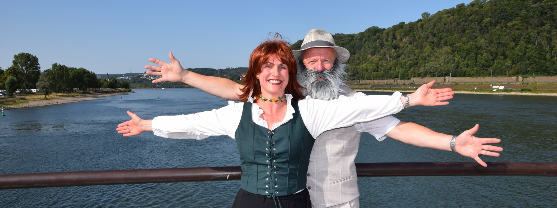 Stadtführer, bekleidet als früherer Nachtwächter, hält Laterne und Hellebarde vor der Alten Burg in Koblenz © Tobias Burchert Stadtführer, bekleidet als früherer Nachtwächter, hält Laterne und Hellebarde vor der Alten Burg in Koblenz © Tobias Burchert