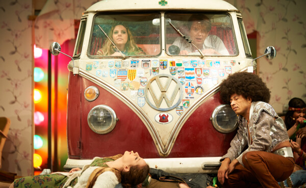 Vorstellung vom Theaterstück "Hair" mit VW-Bus umgeben von mehreren Charakteren © Matthias Baus für das Theater Koblenz Vorstellung vom Theaterstück "Hair" mit VW-Bus umgeben von mehreren Charakteren © Matthias Baus für das Theater Koblenz