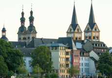 Skyline von Koblenz gesehen vom Moselufer mit mehreren Kirchtürmen zu sehen © Koblenz-Touristik GmbH, Dominik Ketz Skyline von Koblenz gesehen vom Moselufer mit mehreren Kirchtürmen zu sehen © Koblenz-Touristik GmbH, Dominik Ketz