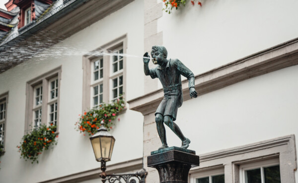 © Radosav Pavićević, Koblenz-Touristik GmbH Blick auf den Schängelbrunnen von unten, während er Wasser "spuckt" © Radosav Pavićević, Koblenz-Touristik GmbH