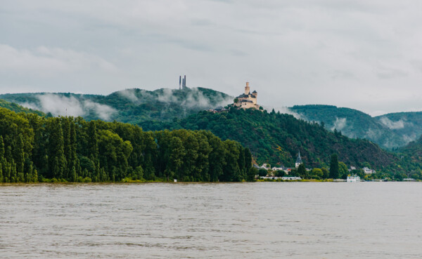 © Koblenz-Touristik GmbH, Henry Tornow Blick auf die Marksburg vom Rheinufer umgeben von Bergen und Wald mit dem Rhein im Vordergrund © Koblenz-Touristik GmbH, Henry Tornow