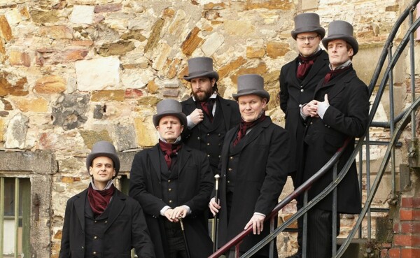© Koblenz-Touristik GmbH Historisch verkleidete Männer stehen auf Treppen in der Festung Ehrenbreitstein © Koblenz-Touristik GmbH