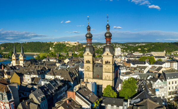 Luftaufnahme der Koblenzer Altstadt mit Liebfrauenkirche im Vordergrund und Florinskirche, Altstadt und Festung Ehrenbreitstein im Hintergrund © Koblenz-Touristik GmbH, Dominik Ketz