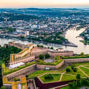 ©  Luftaufnahme über der Festung Ehrenbreitstein mit der Stadt Koblenz und dem Zusammenfluss von Rhein und Mosel im Hintergrund. ©