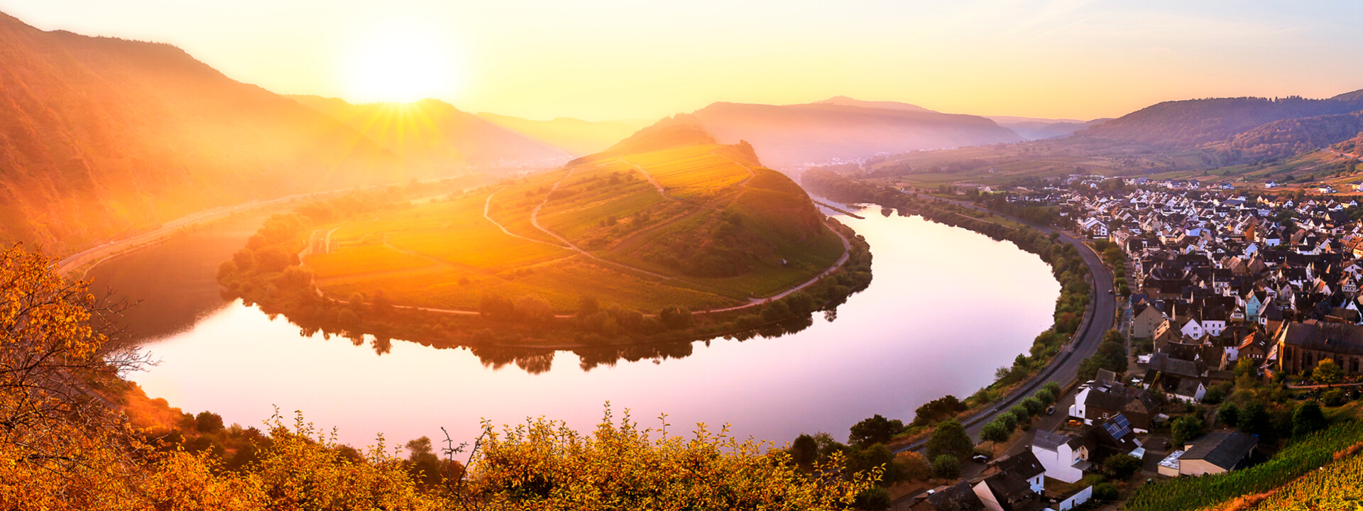 Kampage_2021_Bildmotive-einzeln_1920x1080px_05.2021_01d.jpg ©  Die Moselschleife beim Sonnenaufgang ©