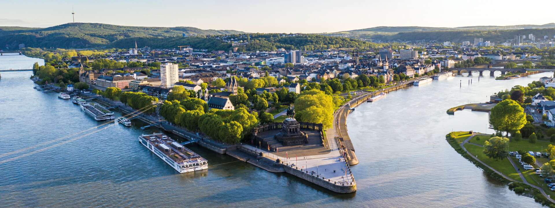 Luftaufnahme Deutsches Eck Koblenz © Koblenz-Touristik GmbH, Dominik Ketz Luftaufnahme vom Deutschen Eck in Koblenz mit der Seilbahn, dem Rhein, der Mosel und Schiffen im Vordergrund © Koblenz-Touristik GmbH, Dominik Ketz